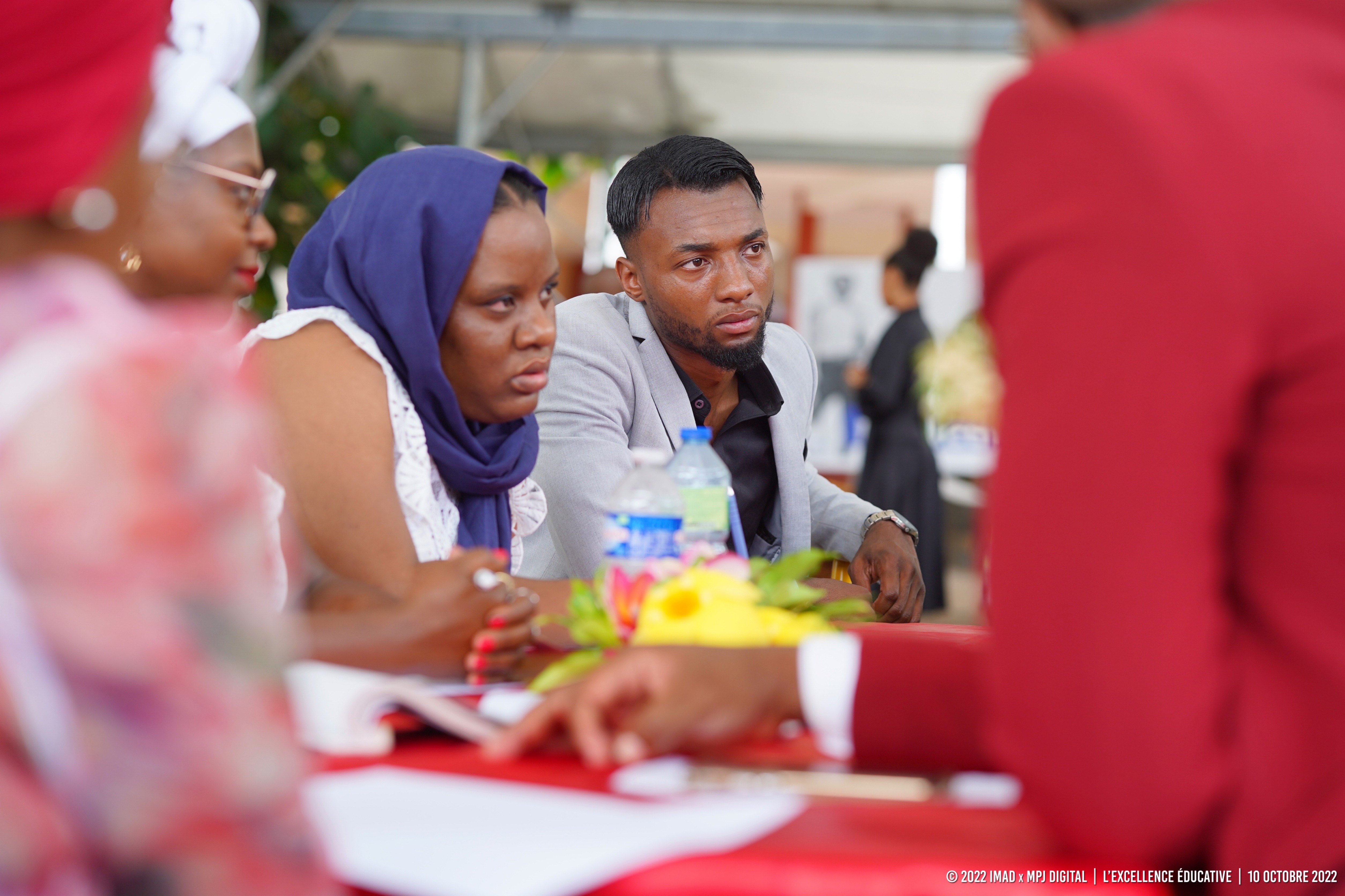 Séance de travail entre cadres lors d'un événement professionnel à Mayotte